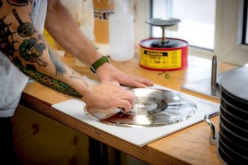 Mithilfe der Metallform aus dem Galvanik- Verfahren werden die Vinylplatten gepresst
