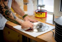 Mithilfe der Metallform aus dem Galvanik- Verfahren werden die Vinylplatten gepresst