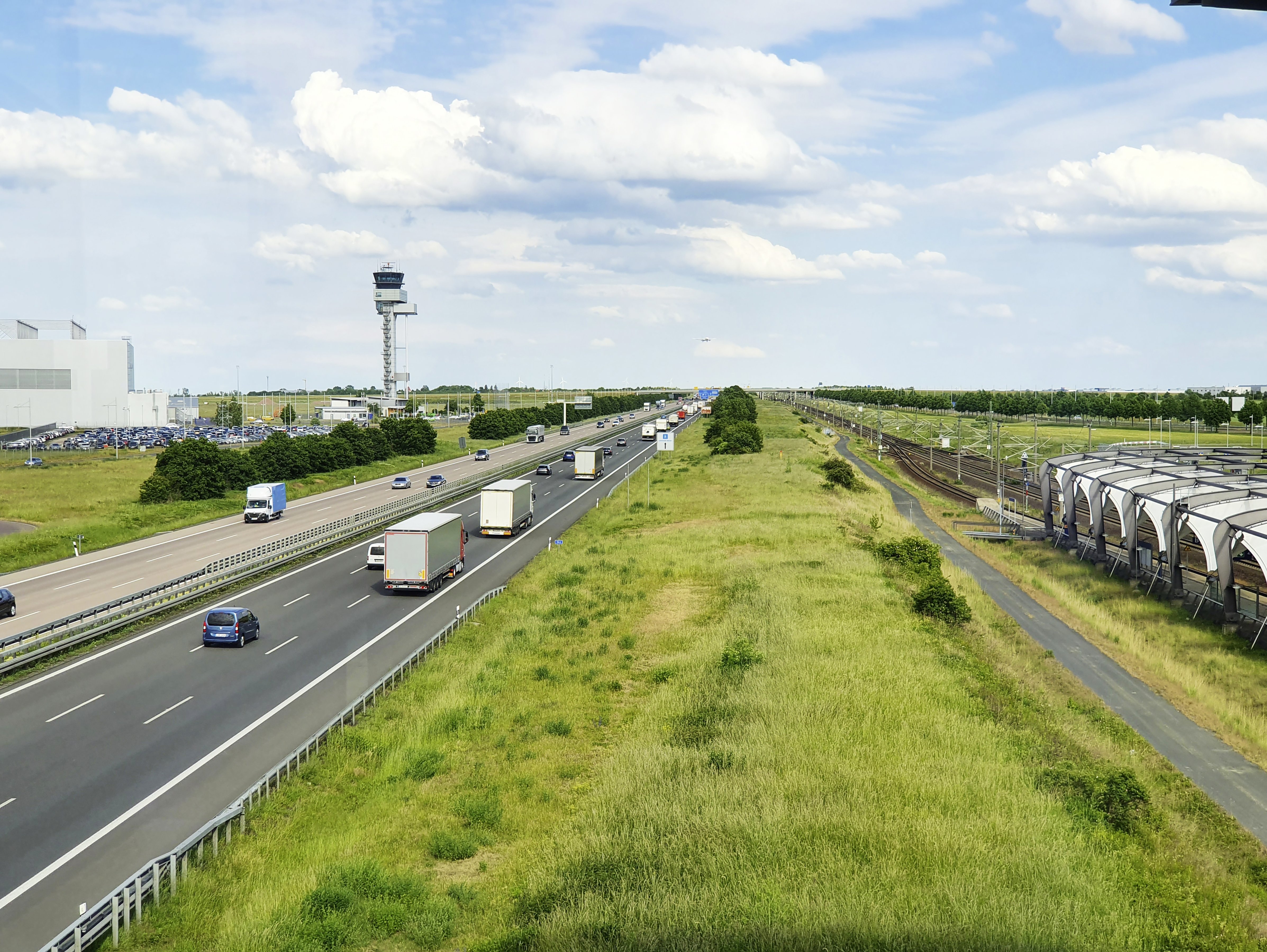 zusehen: Autobahn Zugstrecke und der Tower vom Flughafen