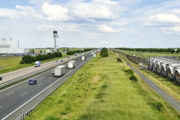 zusehen: Autobahn Zugstrecke und der Tower vom Flughafen