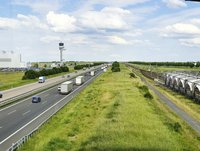zusehen: Autobahn Zugstrecke und der Tower vom Flughafen