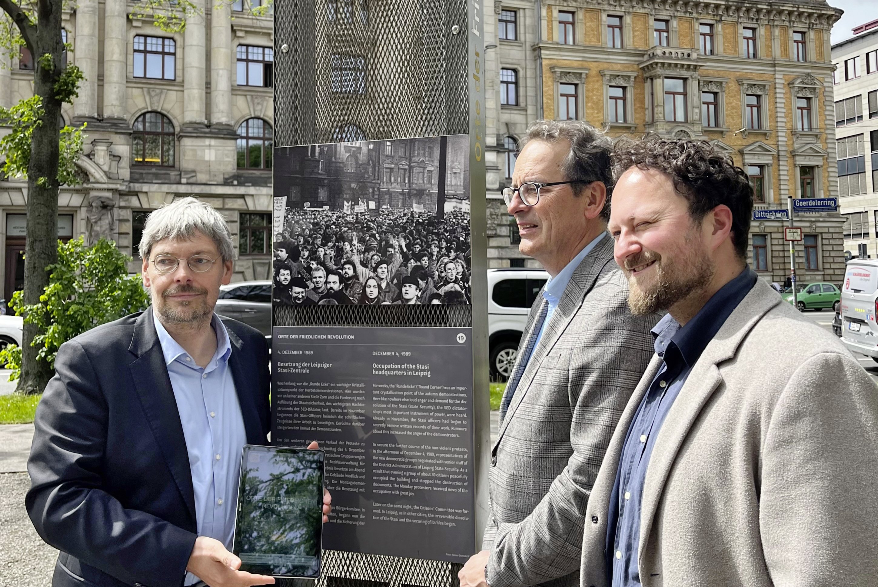 Gedenkstättenleiter Tobias Hollitzer stellt die App mit Volker Bremer (LTM) und David Barth (Stiftung Demokratie- geschichte) (v. l.) vor
