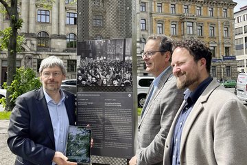 Gedenkstättenleiter Tobias Hollitzer stellt die App mit Volker Bremer (LTM) und David Barth (Stiftung Demokratie- geschichte) (v. l.) vor