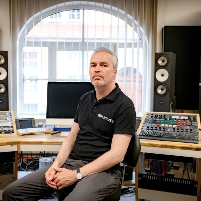 Jan Freund im hauseigenen Audiostudio