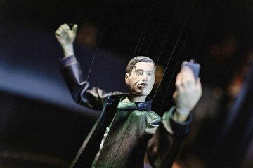 Die Elon-Musk-Installation von Rimini Protokoll tanzt in Dresden