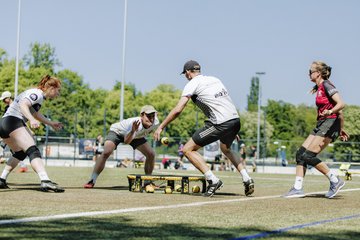 4 Menschen spielen Spikeball 