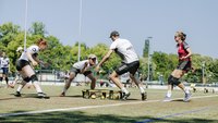 4 Menschen spielen Spikeball 