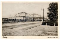 Nach 1930: Während des Zweiten Weltkriegs blieb die markante Kuppelkonstruktion der Großmarkthalle trotz Bombenangriffen weitgehend erhalten und zählt bis heute zu den bedeutendsten Industriebaudenkmälern Leipzigs.