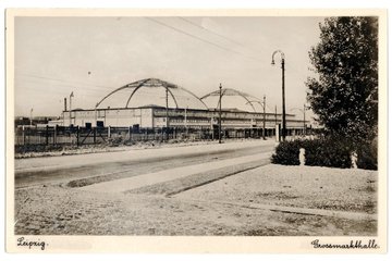 Nach 1930: Während des Zweiten Weltkriegs blieb die markante Kuppelkonstruktion der Großmarkthalle trotz Bombenangriffen weitgehend erhalten und zählt bis heute zu den bedeutendsten Industriebaudenkmälern Leipzigs.