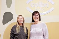 colibri-optic-Inhaberin Uta Lindner (r.) und Innenausstatterin Laura Dähn