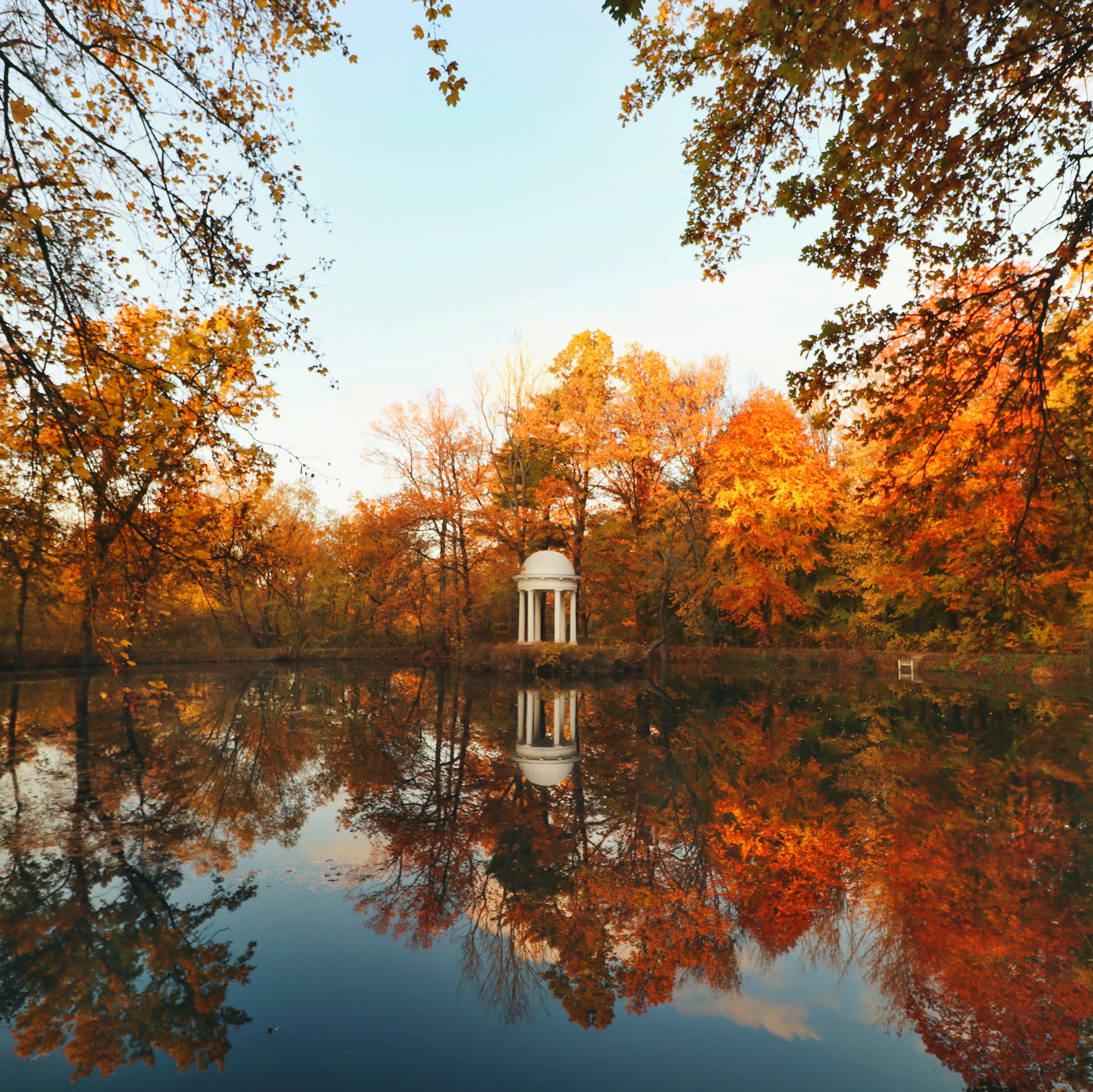 Ein Teich im Park im Herbst