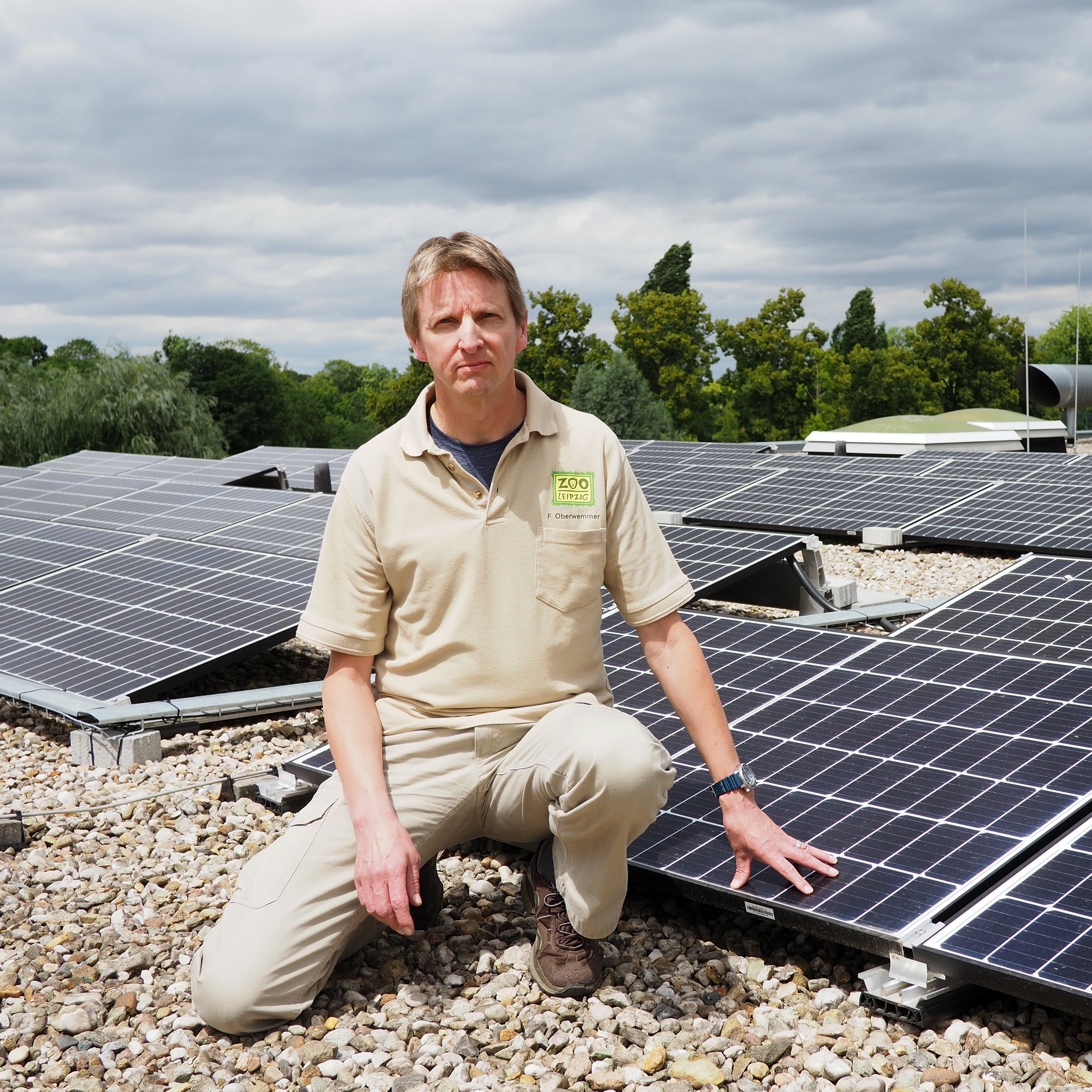 Umweltbeauftragter Frank Oberwemmer vor der 2020 errichteten Solaranlage auf dem Dach der zentralen Futterwirtschaft