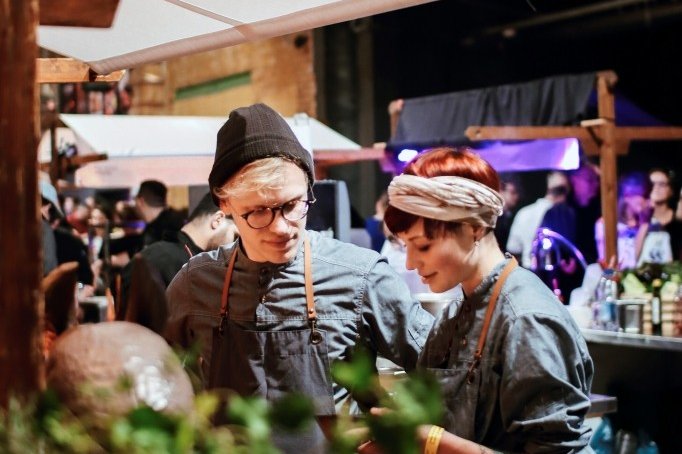 Am Stand von Rasselbock Catering: Moritz und Anna beim Anrichten