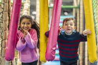 Kinder im Indoor-Spielplatz