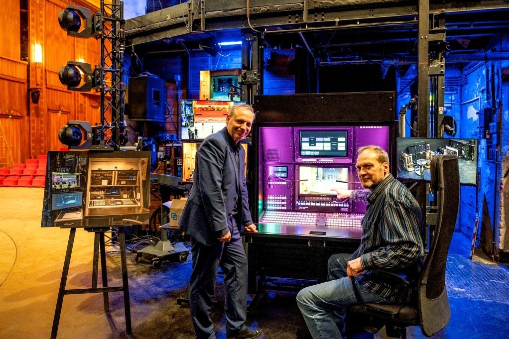 Intendant Enrico Lübbe und Inspizient Ulrich Hänsch stellen die neue Inspizientenanlage im Schauspiel vor