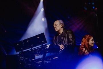 Hans Zimmer live in Leipzig 2025 an den Synthesizern während The Next Level-Tour in der QUARTERBACK Immobilien ARENA, Foto: Frank Embacher
