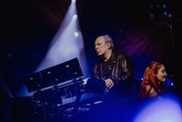Hans Zimmer live in Leipzig 2025 an den Synthesizern während The Next Level-Tour in der QUARTERBACK Immobilien ARENA, Foto: Frank Embacher