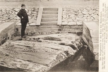 Eine historische Postkarte zeigt einen sogenannten Hungerstein bei Niedrigwasser