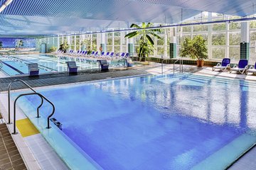 Schwimmen und relaxen im kristallklaren Innenpool
