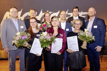 Gemeinsame Freude: Die Preisträger der diesjährigen Ambassador-Kampagne mit Laudatoren