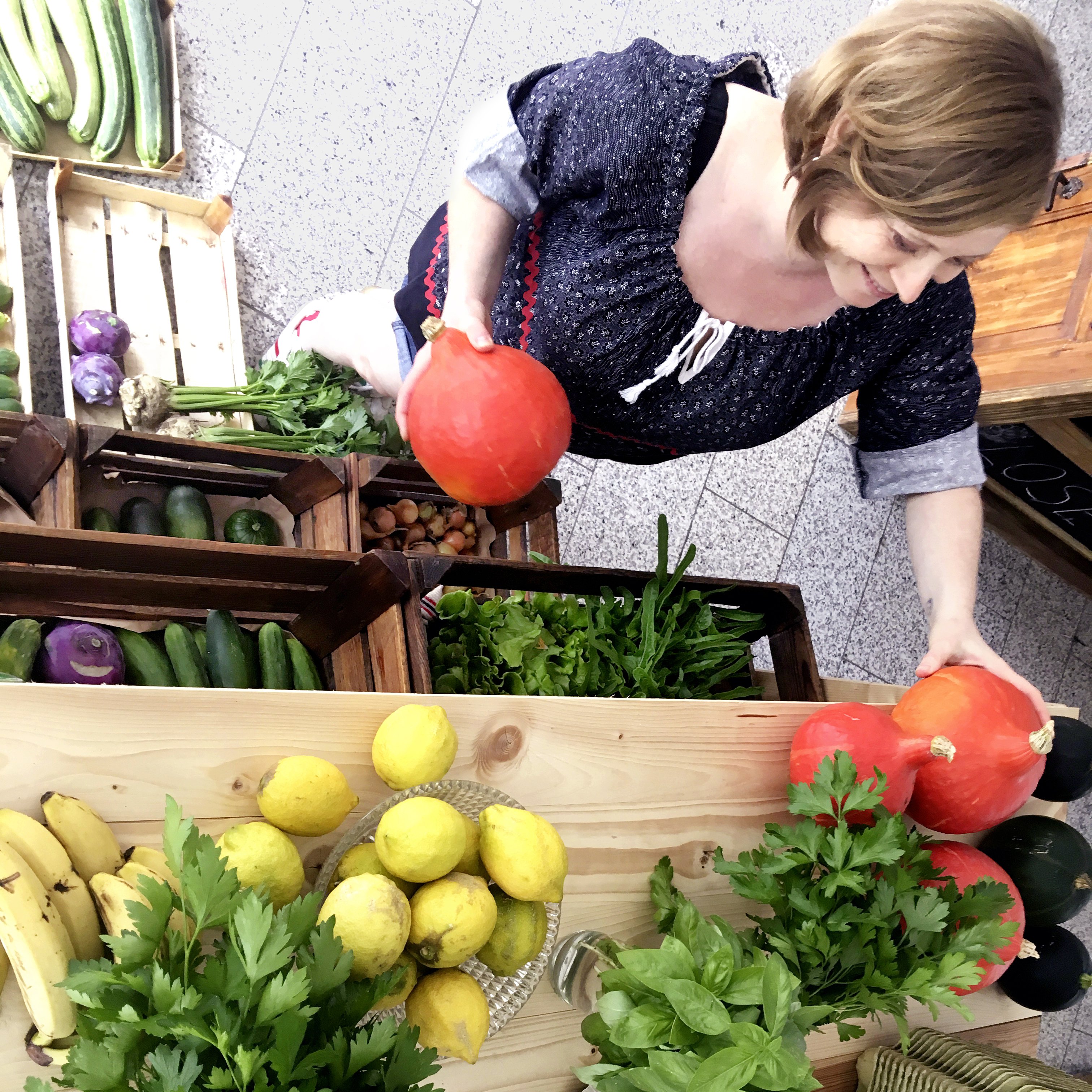 Kristin Zettl mit Obst und Gemüse in der Hand 