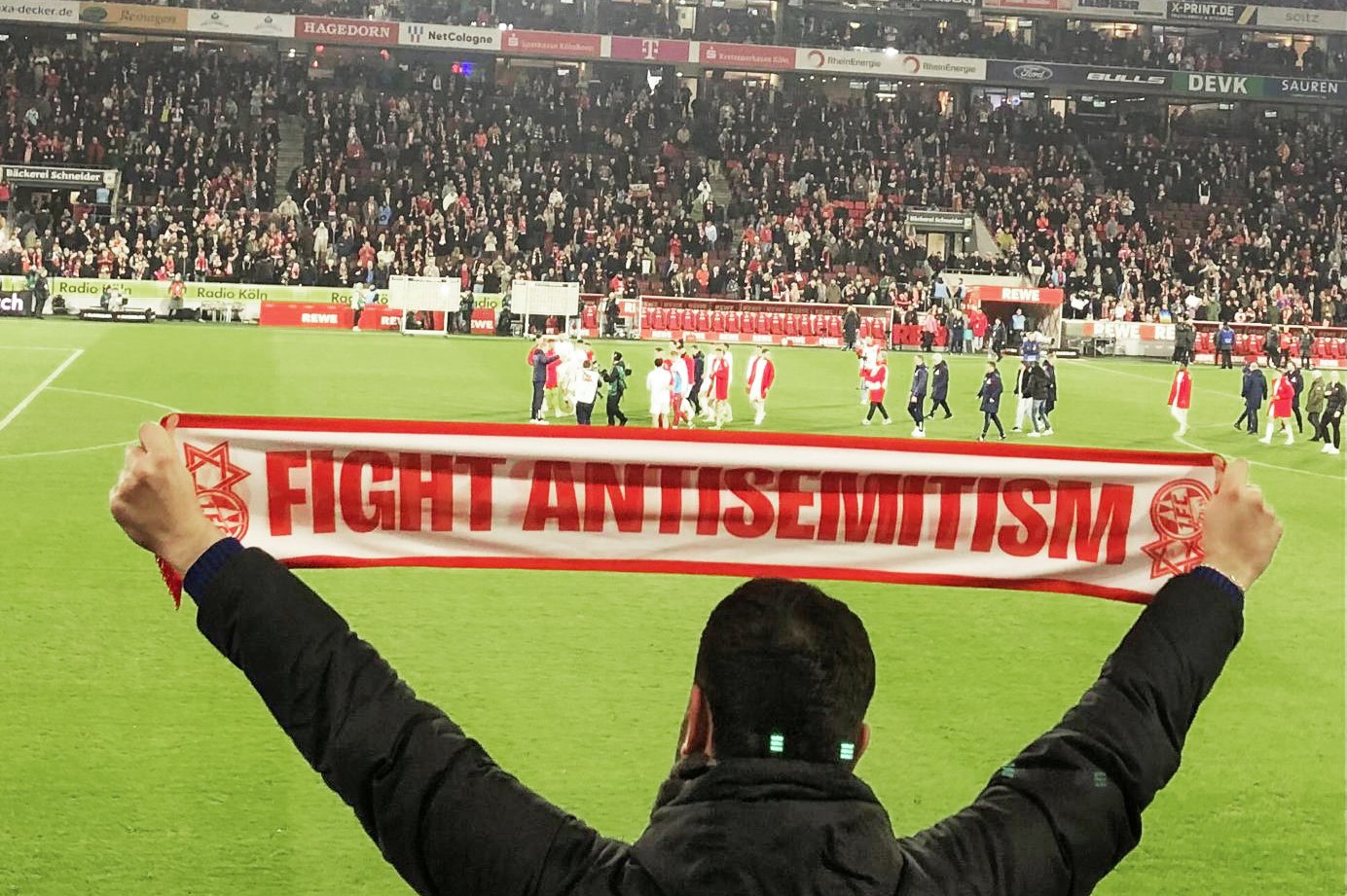 Jüdische Fußballfans mit einer Botschaft