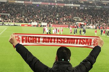 Jüdische Fußballfans mit einer Botschaft