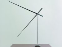„One Up One Down Oblique“ von George Rickey