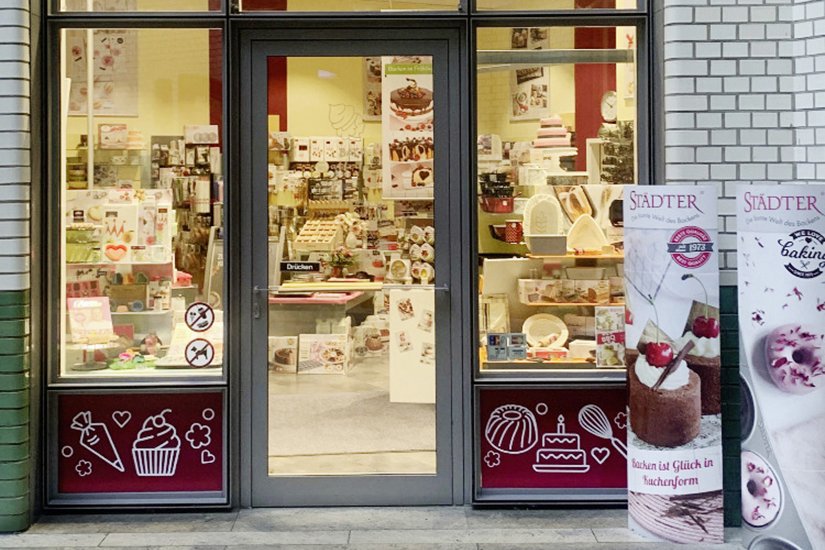 Von Trends wie Mirror Glazing bis zu Hochzeitstorten bietet das Backallerlei ein breites Sortiment