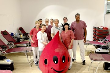 Das Team der Blutbank Leipzig – gemeinsam mit Maskottchen „Tropfi“ im Spendenbereich