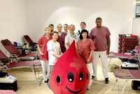 Das Team der Blutbank Leipzig – gemeinsam mit Maskottchen „Tropfi“ im Spendenbereich