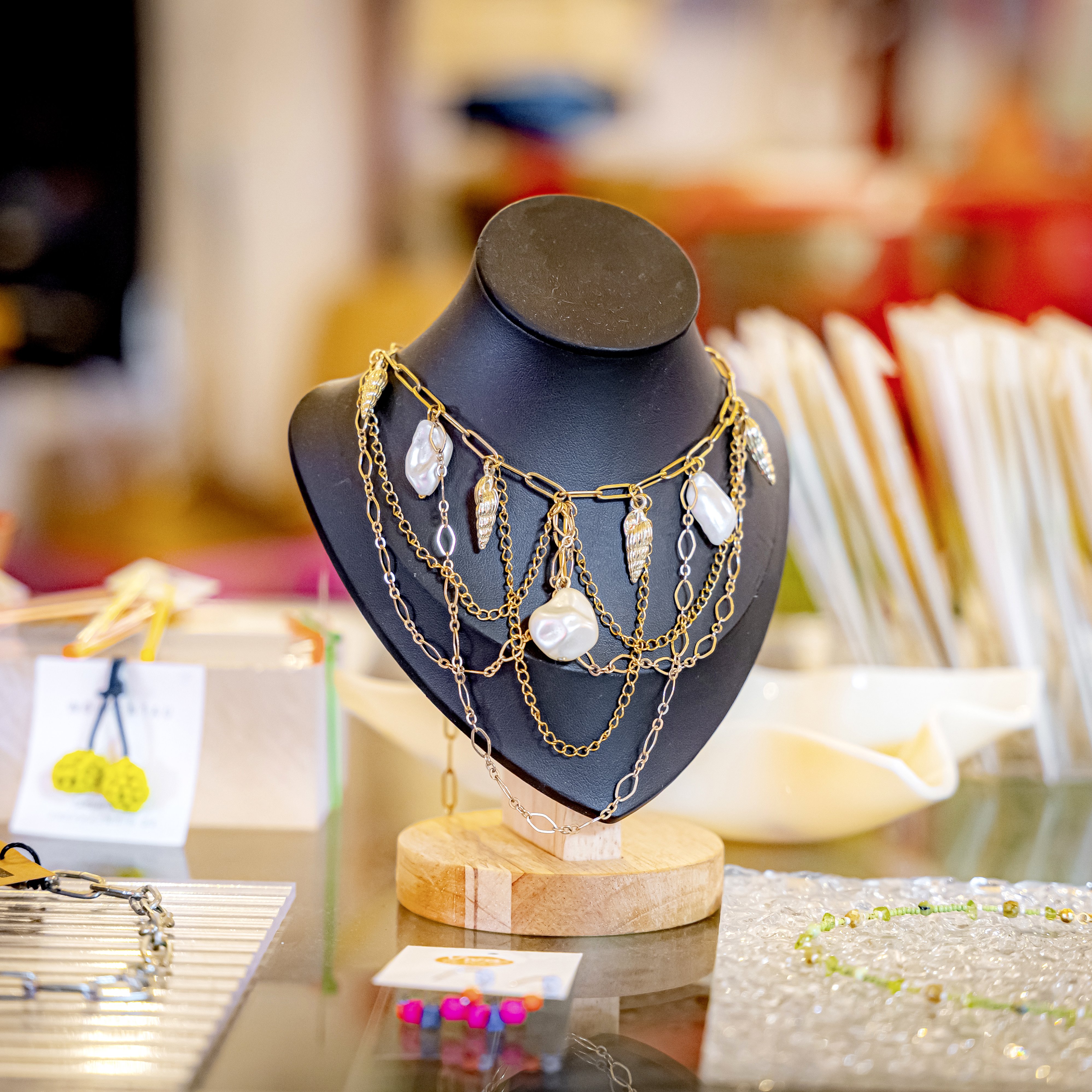 Accessoires und Deko stammen von lokalen Künstlern