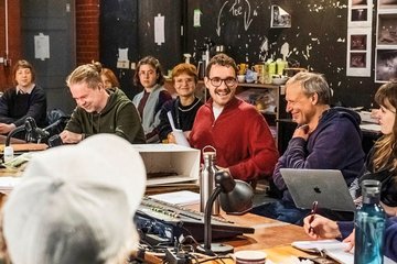 Autor Lukas Rietzschel (3. v. r.) und Regisseur Enrico Lübbe (2. v. r.) bei der Konzeptionsprobe