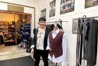 Sandra Jahn fertigt Unikate sowie zweimal jährlich Kollektionen in limitierter Auflage