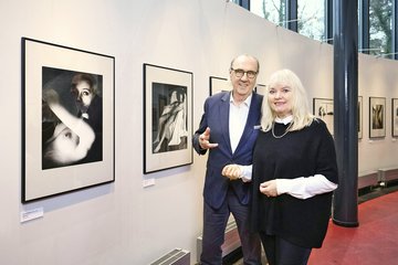 Die Kuratoren Andreas J. Mueller und Kerstin Langner führen durch die Ausstellung mit dem berühmten Akt „Renate G.“ (links)