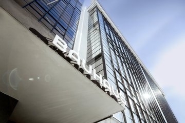 Walter Gropius entwarf das Bauhausgebäude, das 1926 eingeweiht wurde