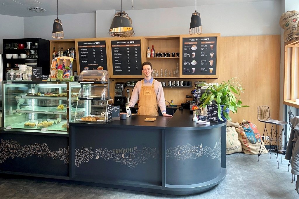 Barista Max Schmidt bereitet authentisch vietnamesische Kaffeespezialitäten zu
