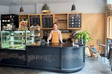 Barista Max Schmidt bereitet authentisch vietnamesische Kaffeespezialitäten zu