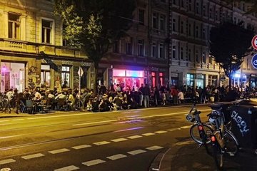 Rotlicht und Rauch prägen die Atmosphäre im Treuhand