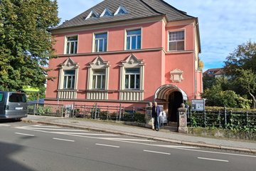 Uwe Oberthuer, Geschäftsführer des Riverboats, vor dem Eingang der denkmalgeschützten Villa Schurich in der Erich-Zeigner-Allee.