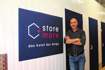 Store More Leipzig: Firmengründer Mathias Ihle vor dem neuen Logo