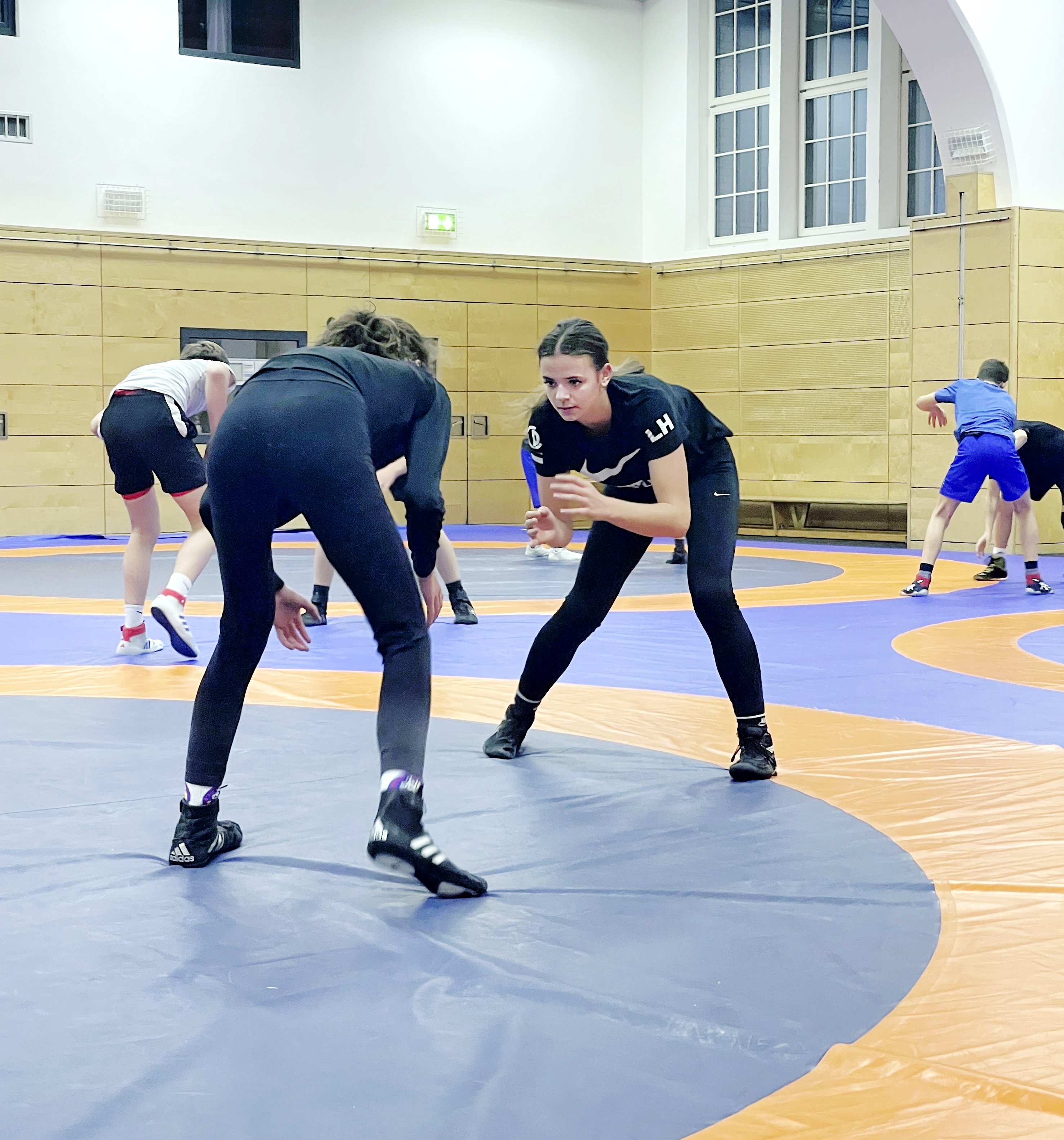 2 junge Ringerinnen bei Training 