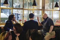 Bei den Firmen-Kultur-Veranstaltungen kommen Gäste und Künstler miteinander ins Gespräch