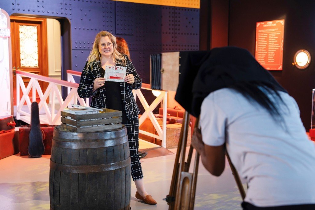 Mit der Bordkarte geht es an Deck der „Titanic“ und in die immersive Ausstellung
