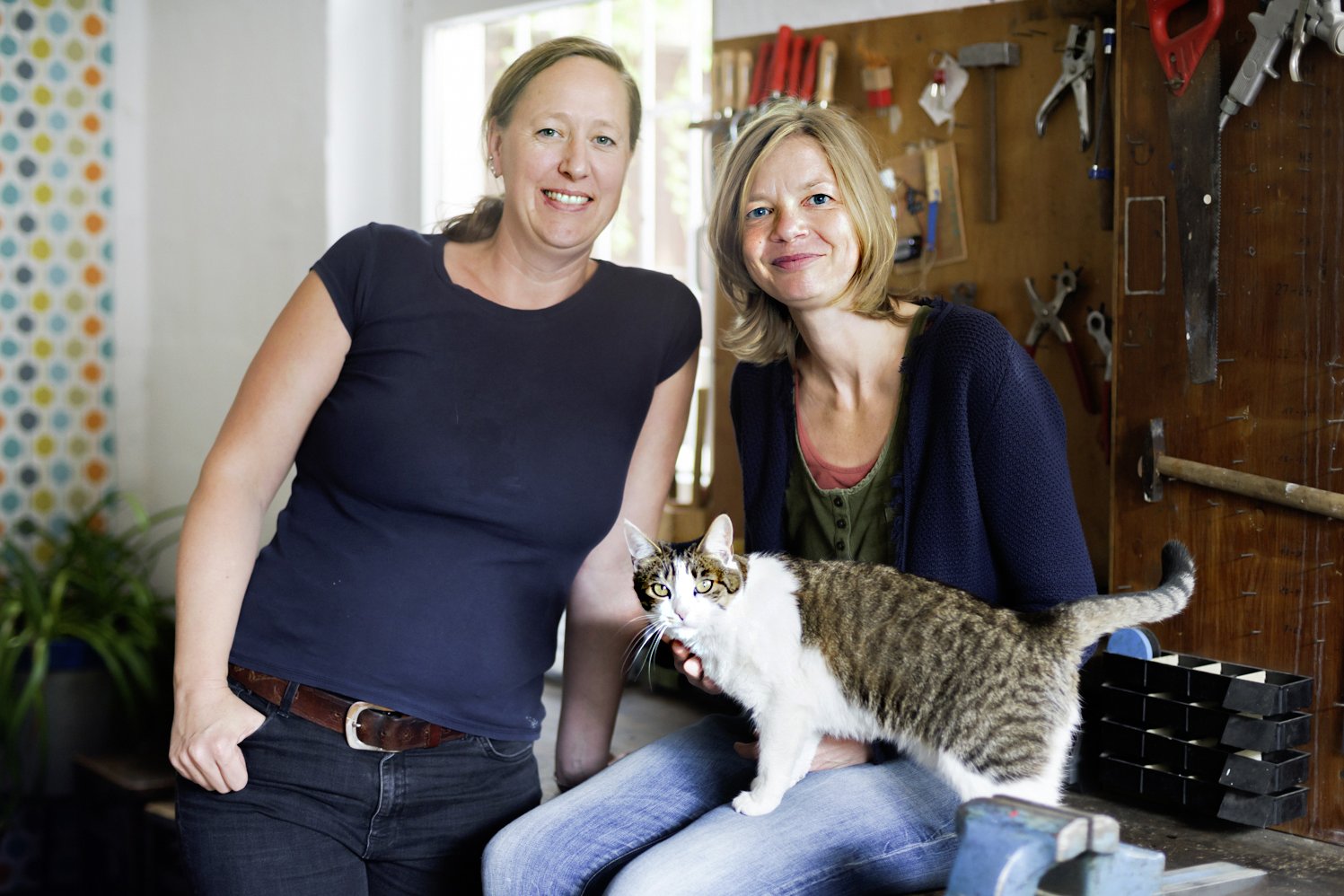 Petra Vock (l.), Doreen Daffeh und Katze Smila