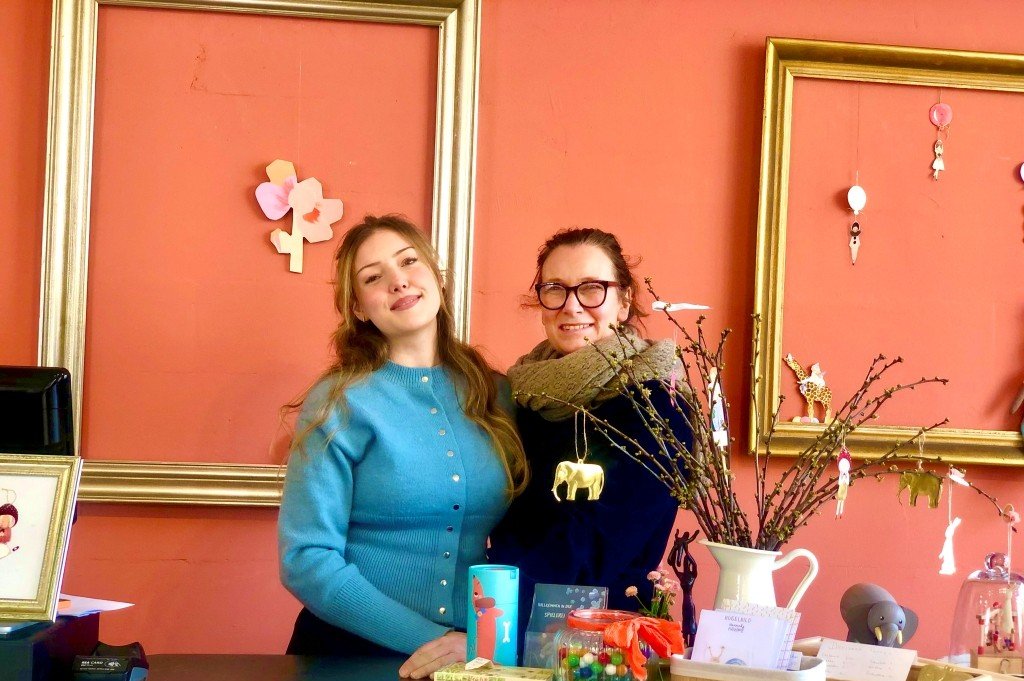 Hannah (l.) und Mutter Katja schmeißen den Laden gemeinsam – für Familie Veihelmann zählt Spielzeug mit Qualität und Bestand