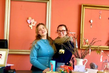 Hannah (l.) und Mutter Katja schmeißen den Laden gemeinsam – für Familie Veihelmann zählt Spielzeug mit Qualität und Bestand