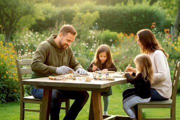 Christian Schubert beim Schnitzen mit seiner Familie