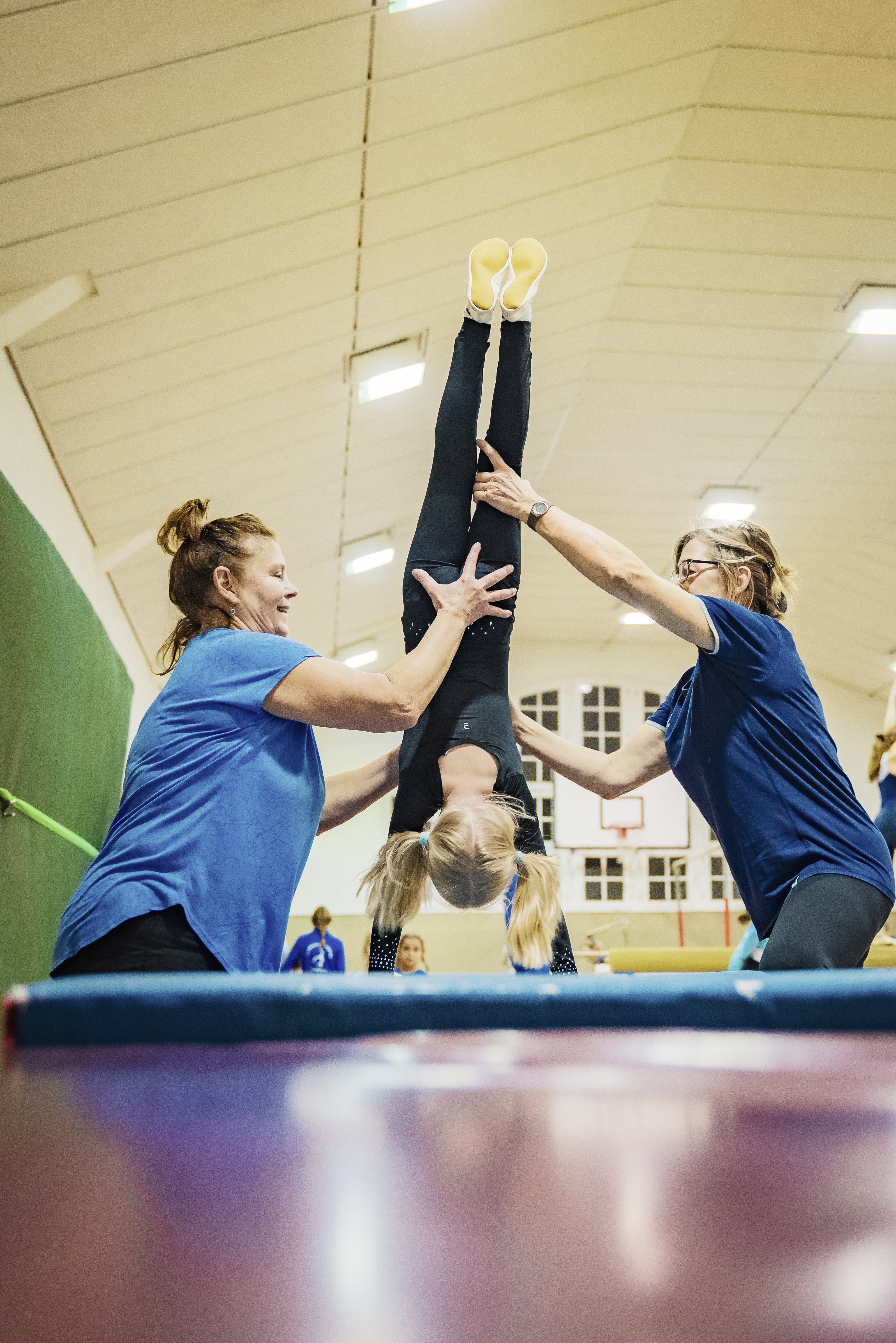 Turbine- Nachwuchsleiterin  Petra Polster (l.) hilft den jungen Turnerinnen beim Handstand