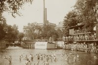 Um 1910: Das Flussbad in Lindenau (auch als Fuchs’sche Badeanstalt bezeichnet) befand sich an der Kleinen Luppe am Westrand des Palmengartens.